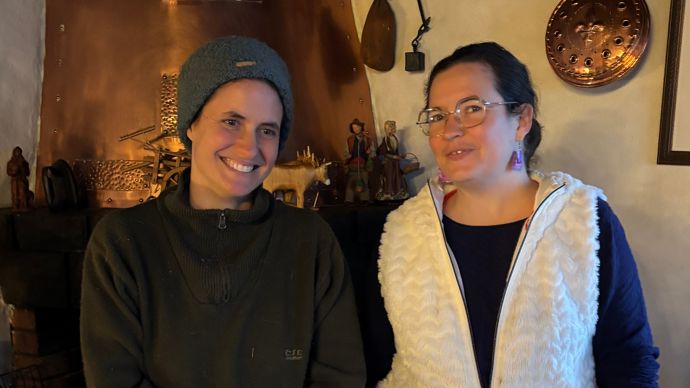 Virginie Ondet (à gauche) et sa sœur Alexandra (à droite) ont repris ce que les générations précédentes avaient construit : l’une la ferme, l’autre l’auberge. « Cela s’est fait très tôt. Nous avions chacune nos préférences. Ma sœur a fait une école d’hôtellerie et moi un BTS Acse par correspondance, après avoir tenté le concours véto à la suite d’un DEUG de biologie », explique Virginie.